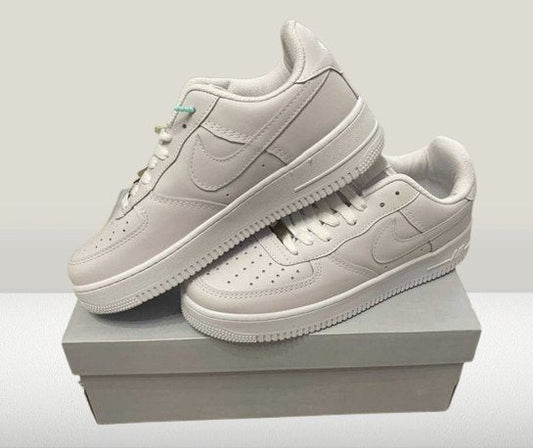 Air Force 1 Low Triple-White [LICHIDARE STOC]